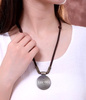 Colier cerc vintage pe o curea boho retro