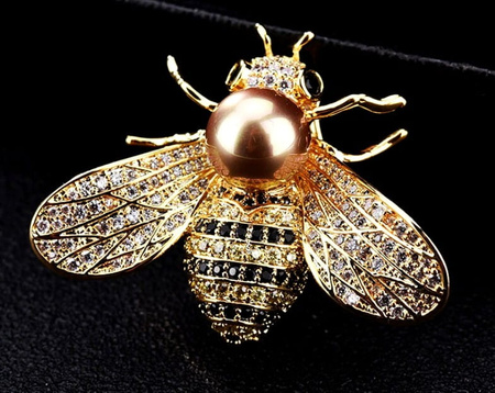 Frumoasa brosa de albina aurie cu o perla