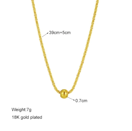 Colier delicat de aur cu o bilă de oțel chirurgical