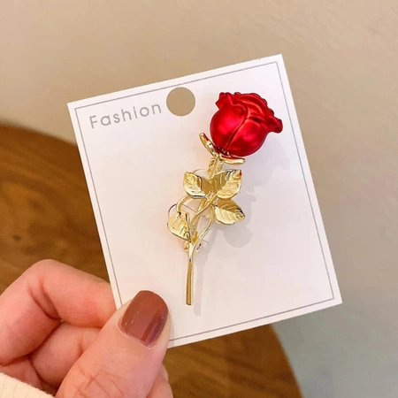 Brosa de trandafiri, ac romantic, ace de trandafir elegant