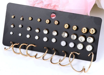 Un set de cercei din aur cu zirconiu cubic și perle