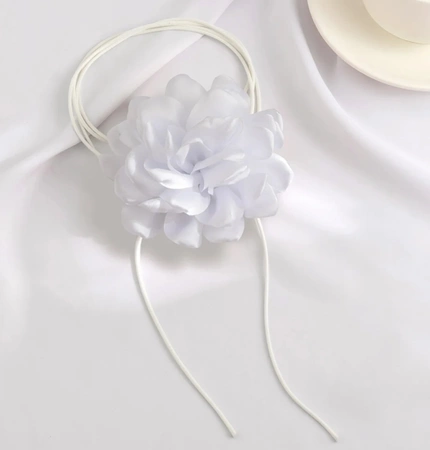 Colier choker cu floare mare innodata, floare alba