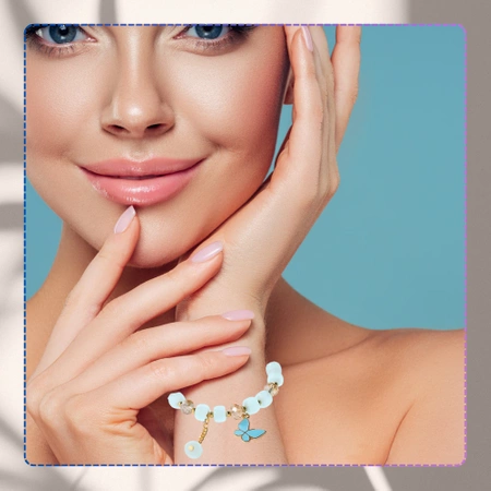 Bratara de dama albastra cu margele cu pandantiv fluture pe o banda elastica