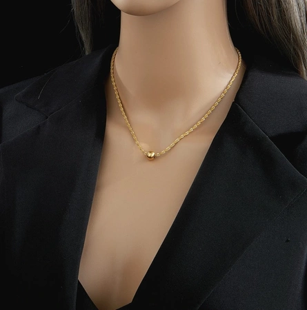 Colier delicat de aur cu o bilă de oțel chirurgical