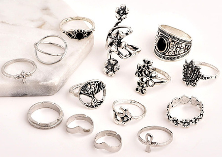 Un set de inele metal punk argintii