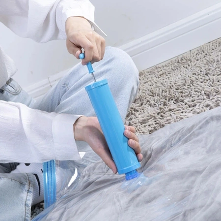 Pompă pentru ambalarea în vid a hainelor reutilizabile