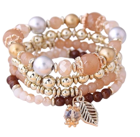 Un set de brățări cu mărgele cu brelocuri cu frunze