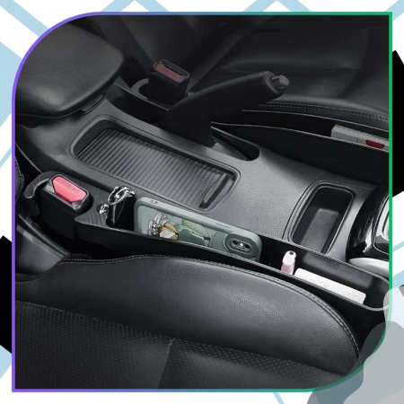 Organizer auto negru inserat între scaune