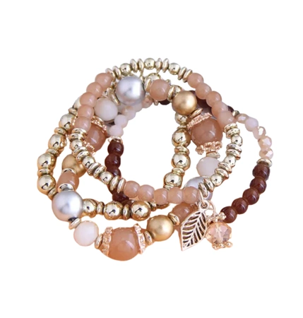 Un set de brățări cu mărgele cu brelocuri cu frunze